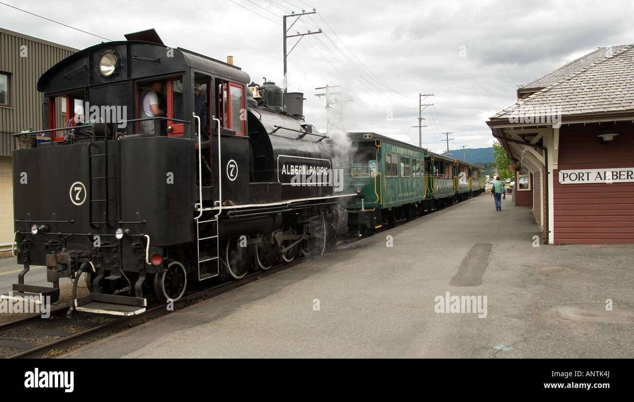Alberni Pacific motore a vapore e treno prima di una escursione turistica, Port Alberni, British Columbia, Canada Foto Stock