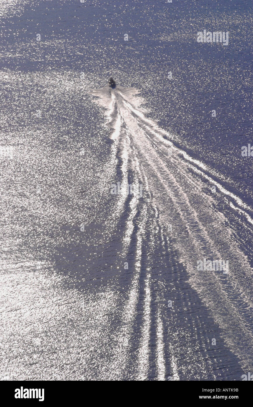 Scia e la turbolenza ripple onda di prua dietro un motore barca sul mare Foto Stock