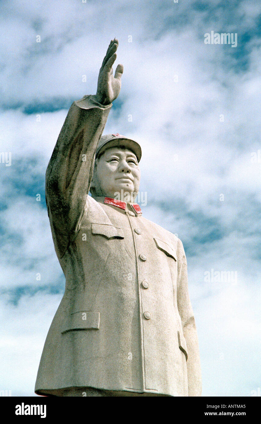 Statua del Presidente Mao Tse Tung LIJIANG YUNNAN DALLA REPUBBLICA POPOLARE DI CINA Foto Stock