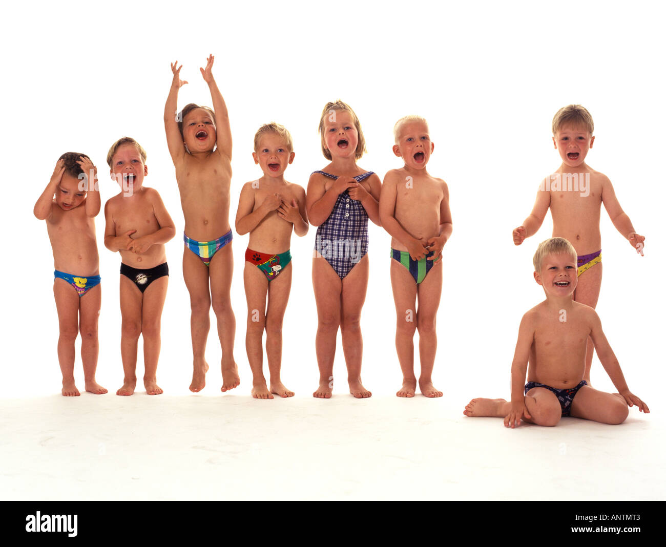 Otto bambini in un costume da bagno Foto stock - Alamy