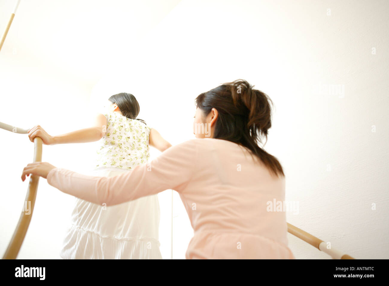 Due giovani donne salendo le scale Foto Stock
