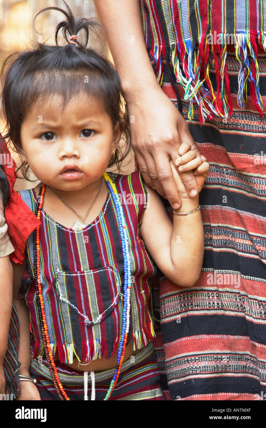 Bambino tribali che indossa gli abiti tradizionali Foto Stock