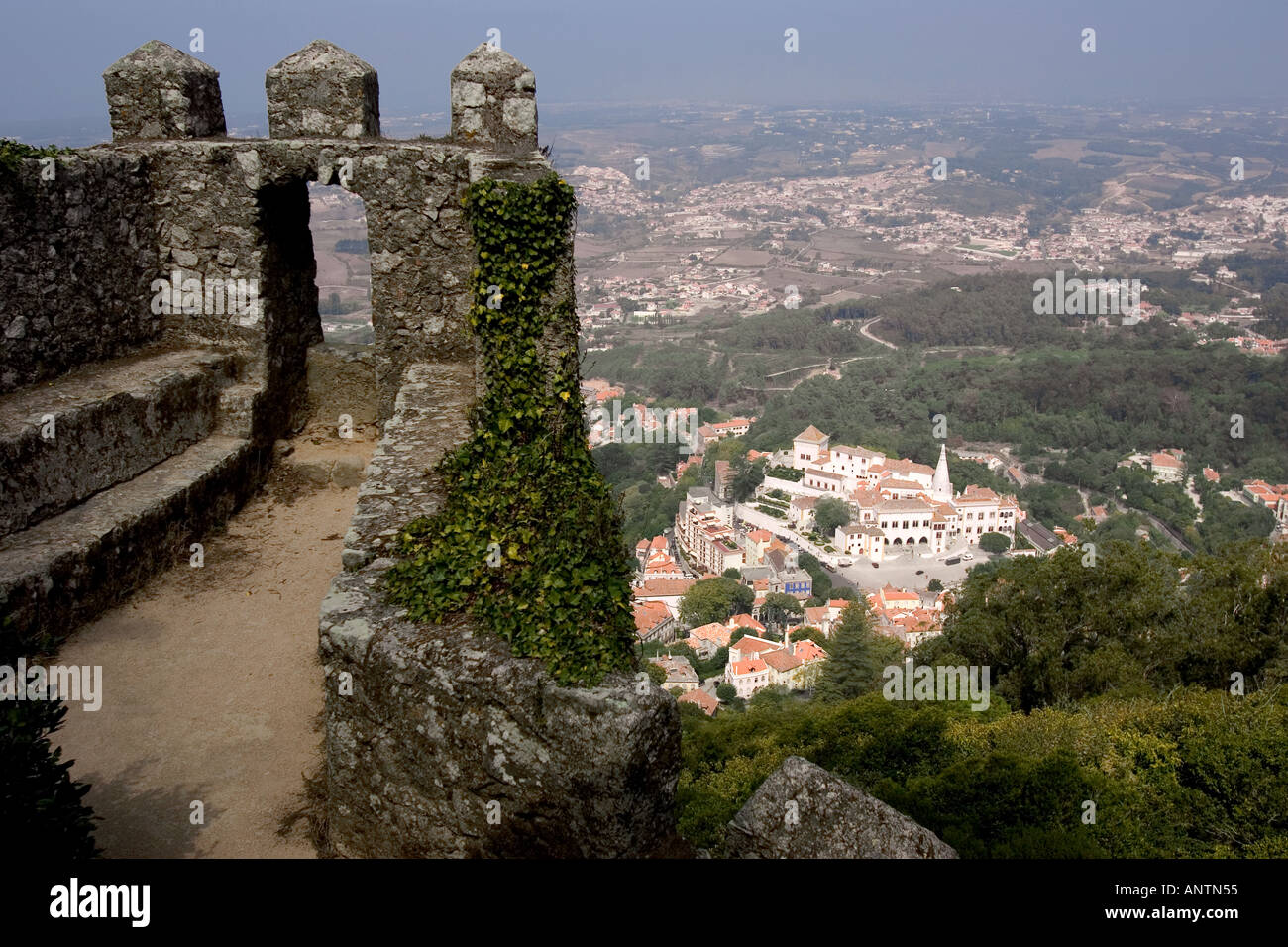 I bastioni della rovina del castello moresco Castelo dos Mouros a Sintra Portogallo Foto Stock