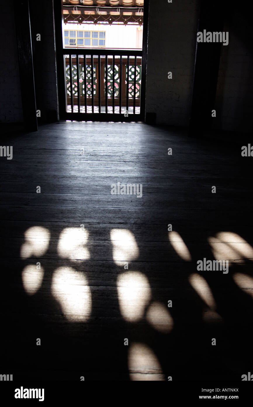 Luce del sole che filtra attraverso una camera oscura la creazione di un pattern sul pavimento. Foto Stock