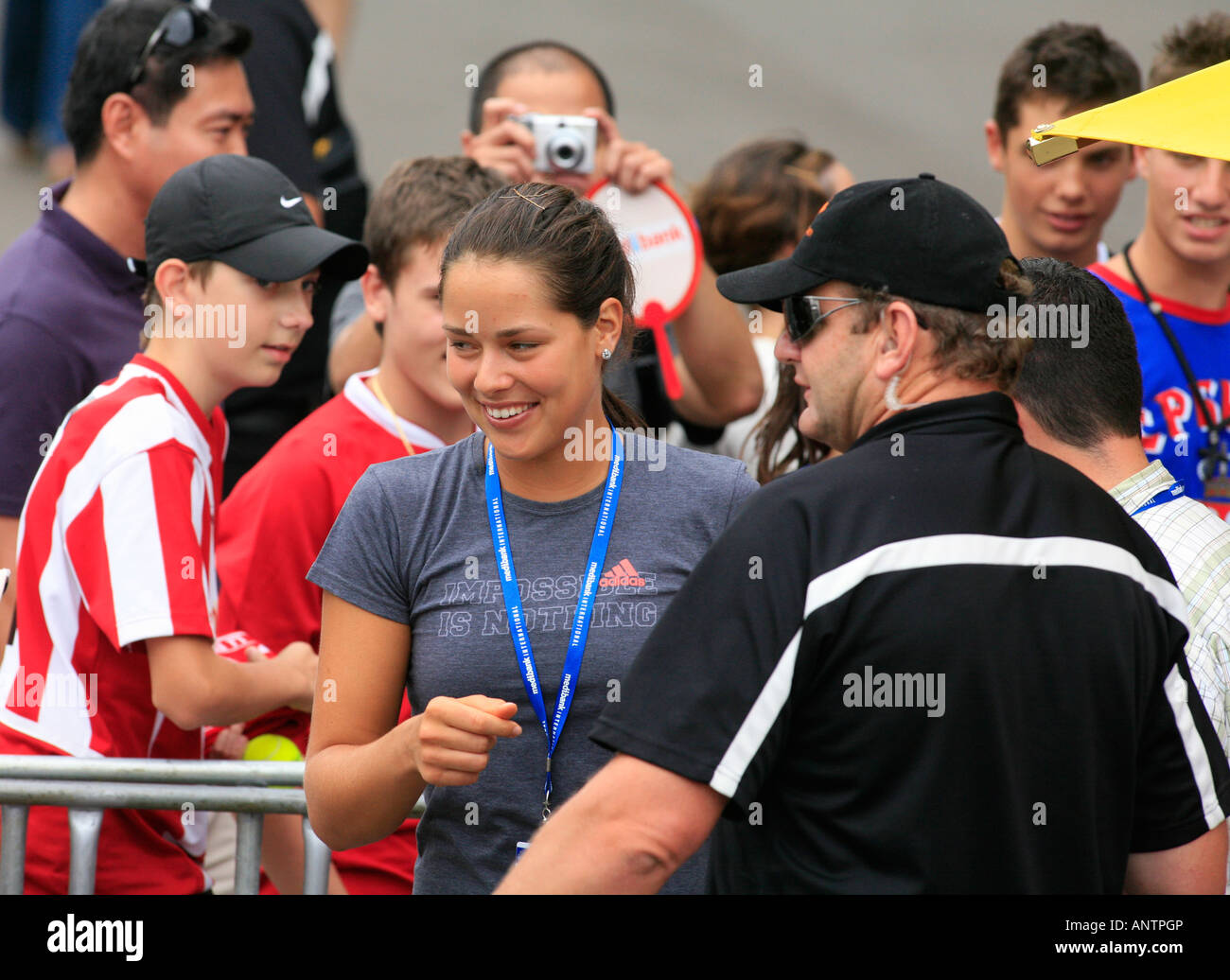 Il serbo la stella del tennis Ana Ivanovic con ventola in cerca di cacciatori di autografi al Sydney International Australia Foto Stock