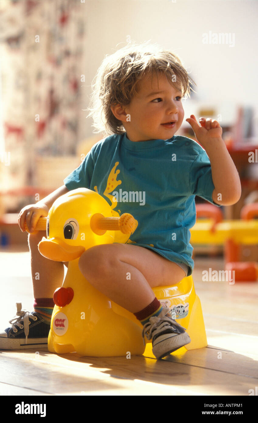 Little Boy su un anatra vasino Foto Stock