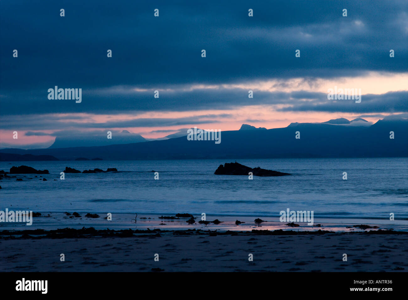 Alba sul Sutherland montagne, dalla Mellon Udrigle Beach, Gruinard Bay, Wester Ross, North West Highland Scozia Scotland Foto Stock