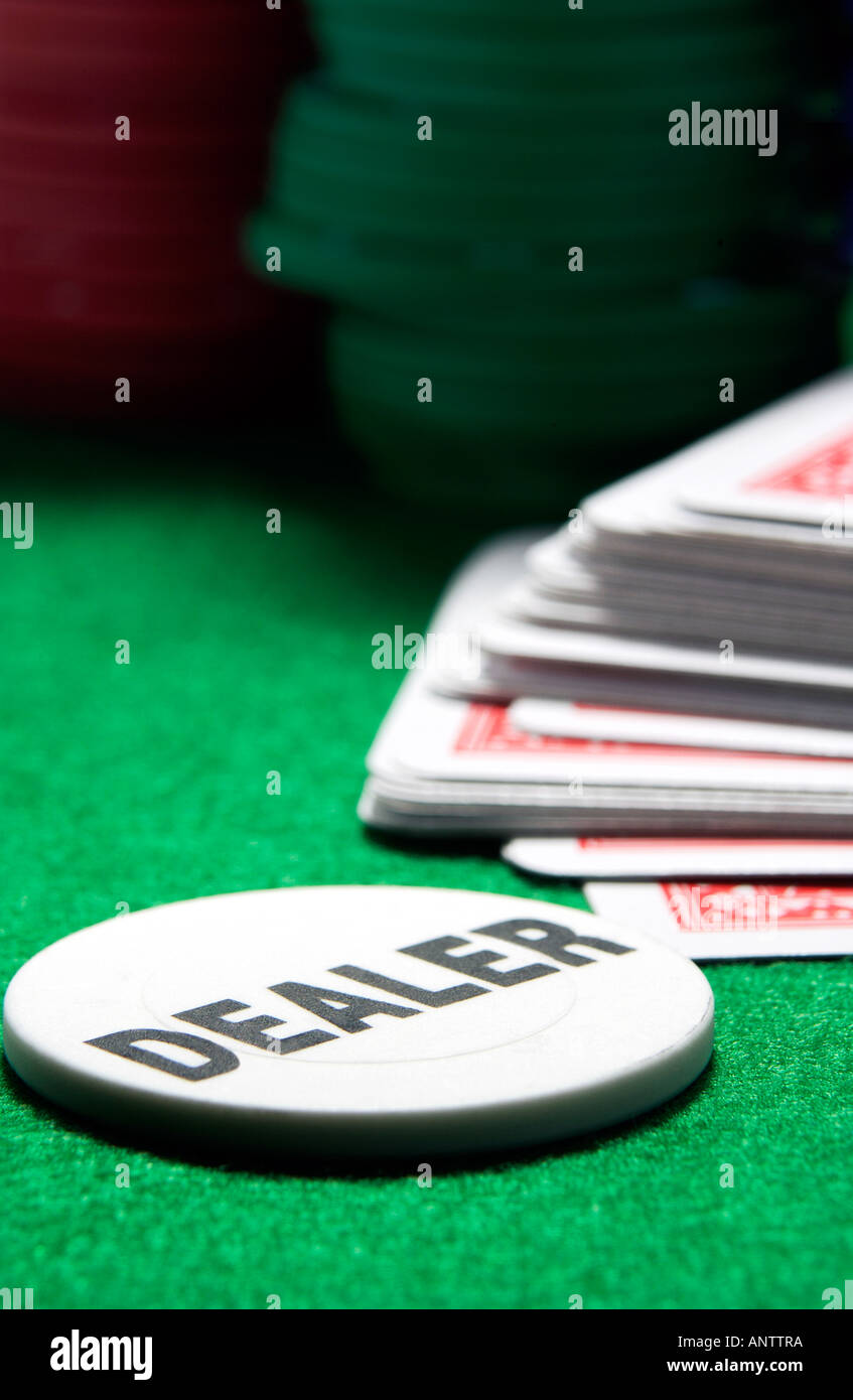 I concessionari pulsante sul tavolo di casino green baize. Foto Stock