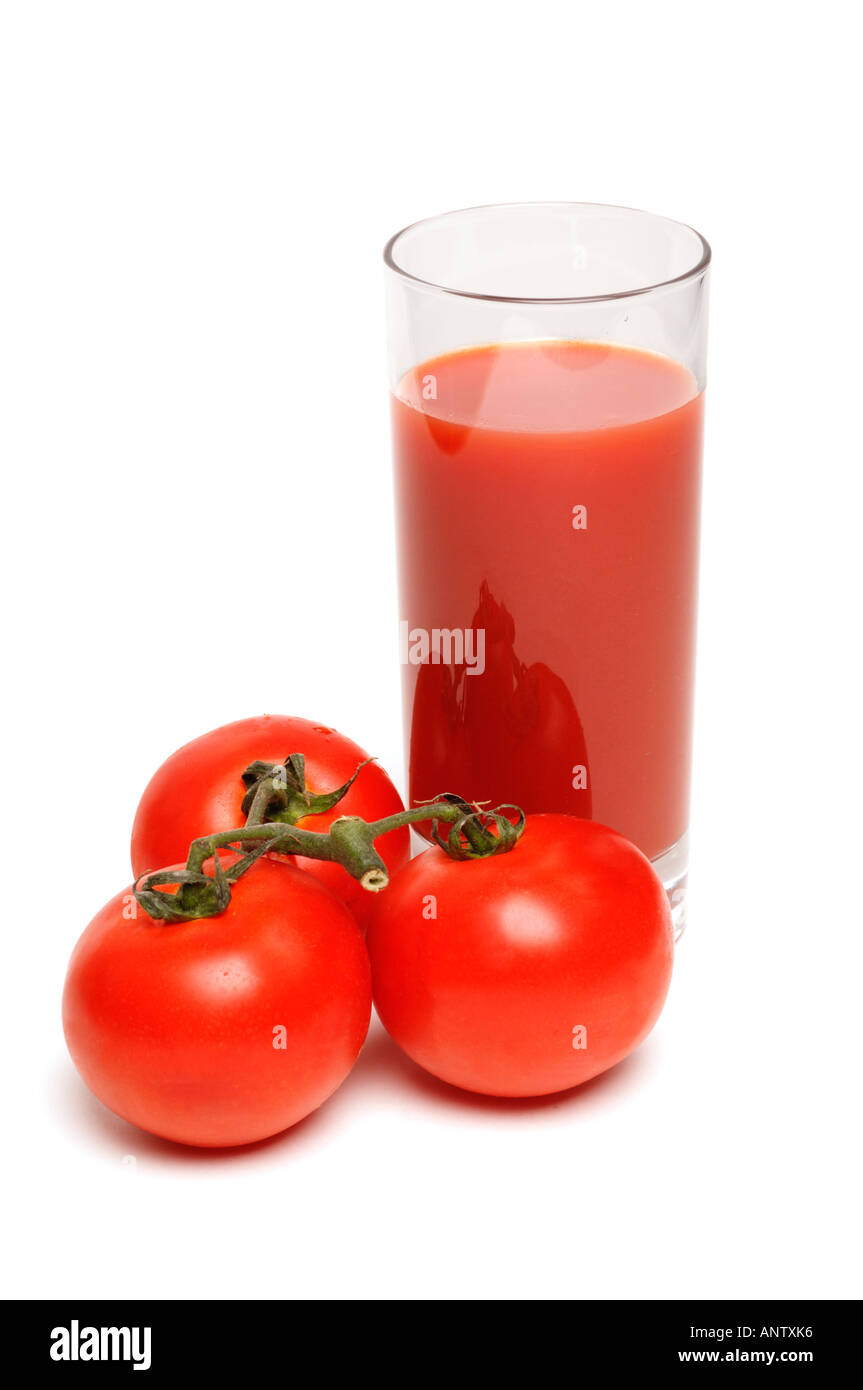 Bicchiere di succo di pomodoro con pomodori su sfondo bianco Foto Stock