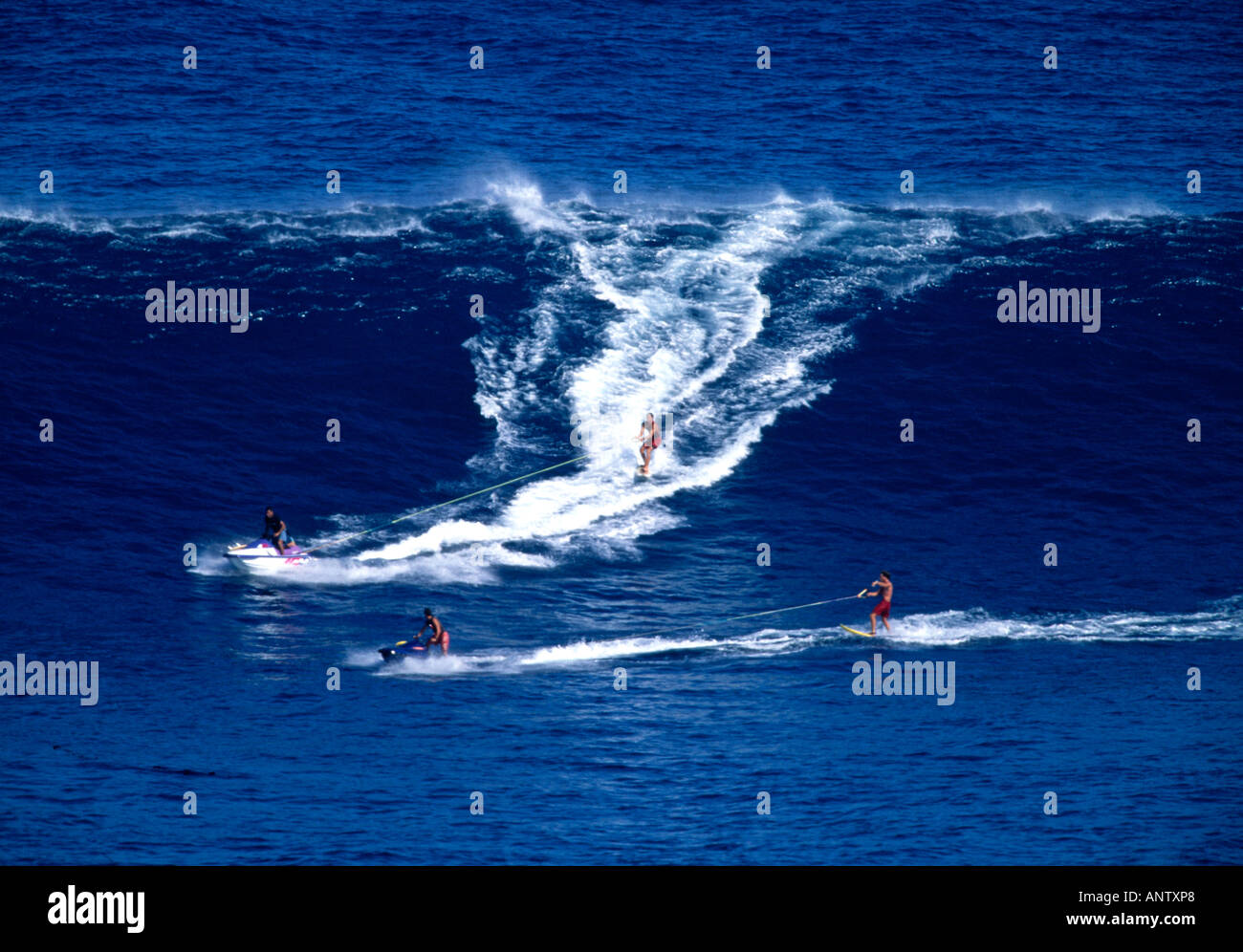 Trainare in surfisti cavalcare l'ONDA Foto Stock