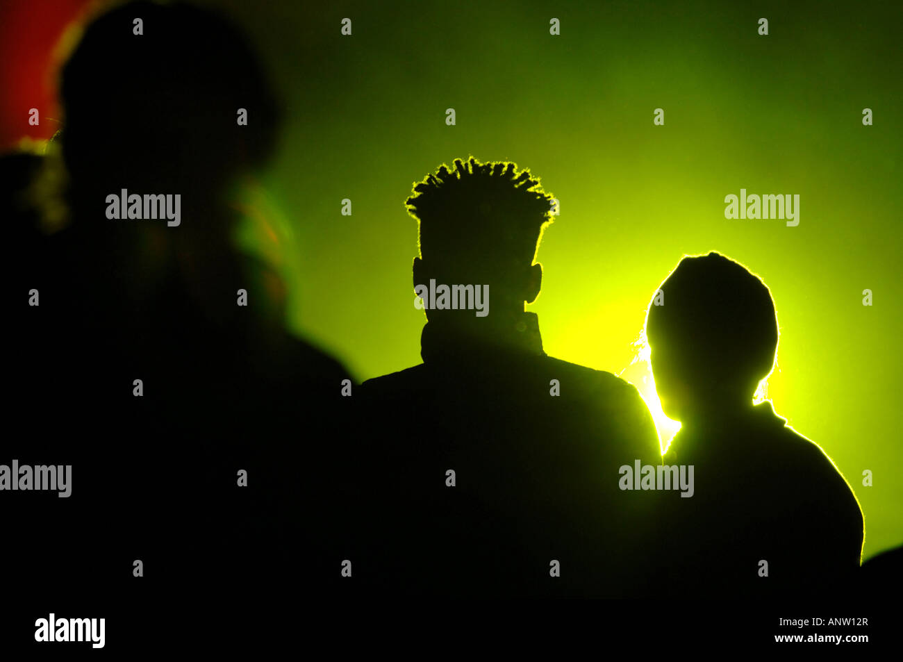 Silouette di due uomini durante una festa da ballo a Malta Foto Stock