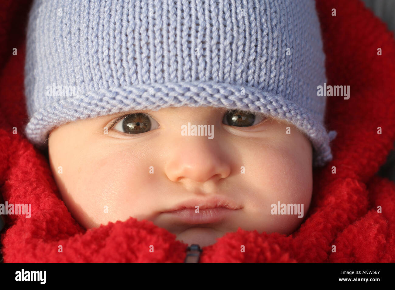 8 mese fa Baby Boy con rivestimento rosso e blu Cappello di lana Foto Stock