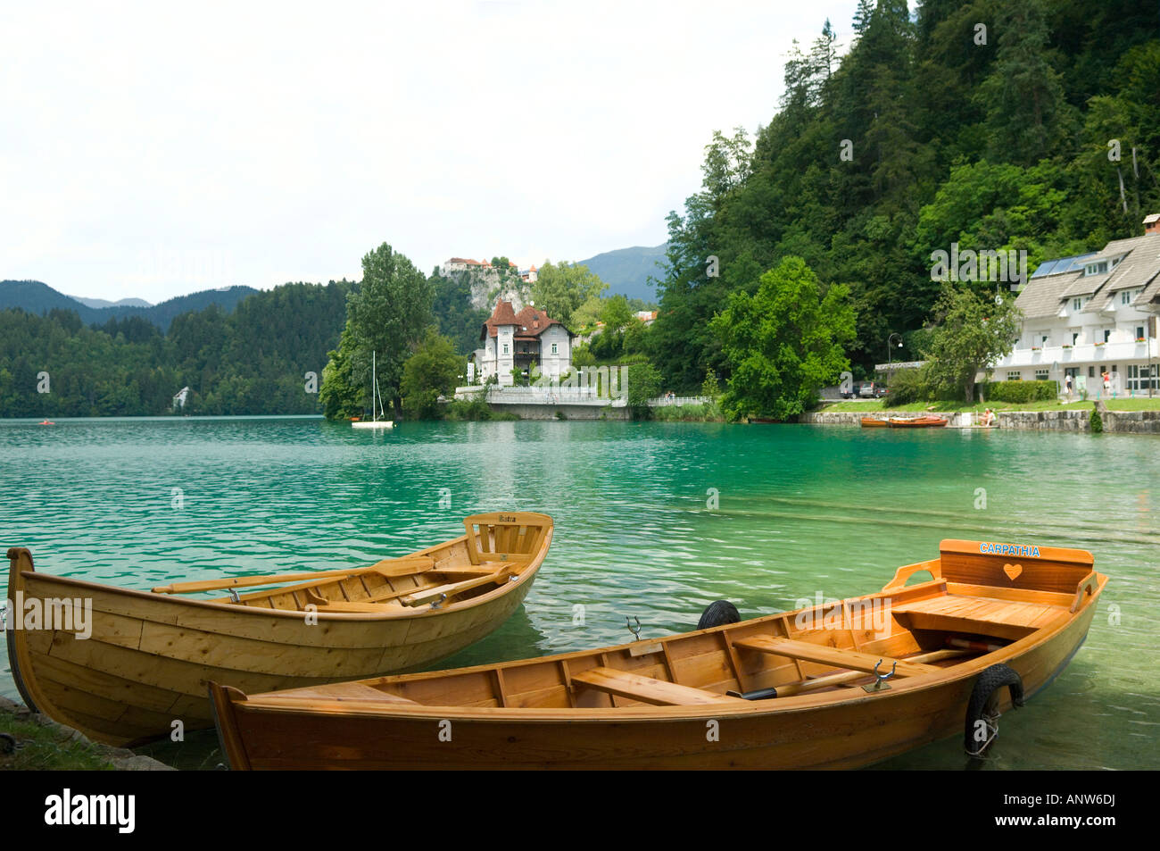 Noleggiare barche a remi sul lago di Bled Slovenia Balcani Europa Foto Stock