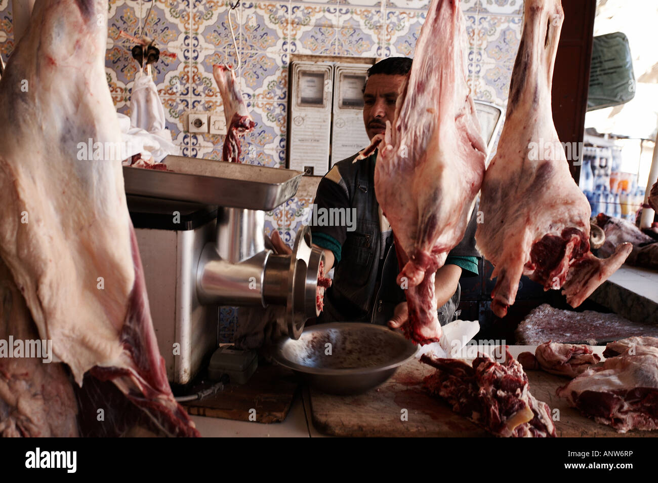 Un macellaio marocchino Foto Stock