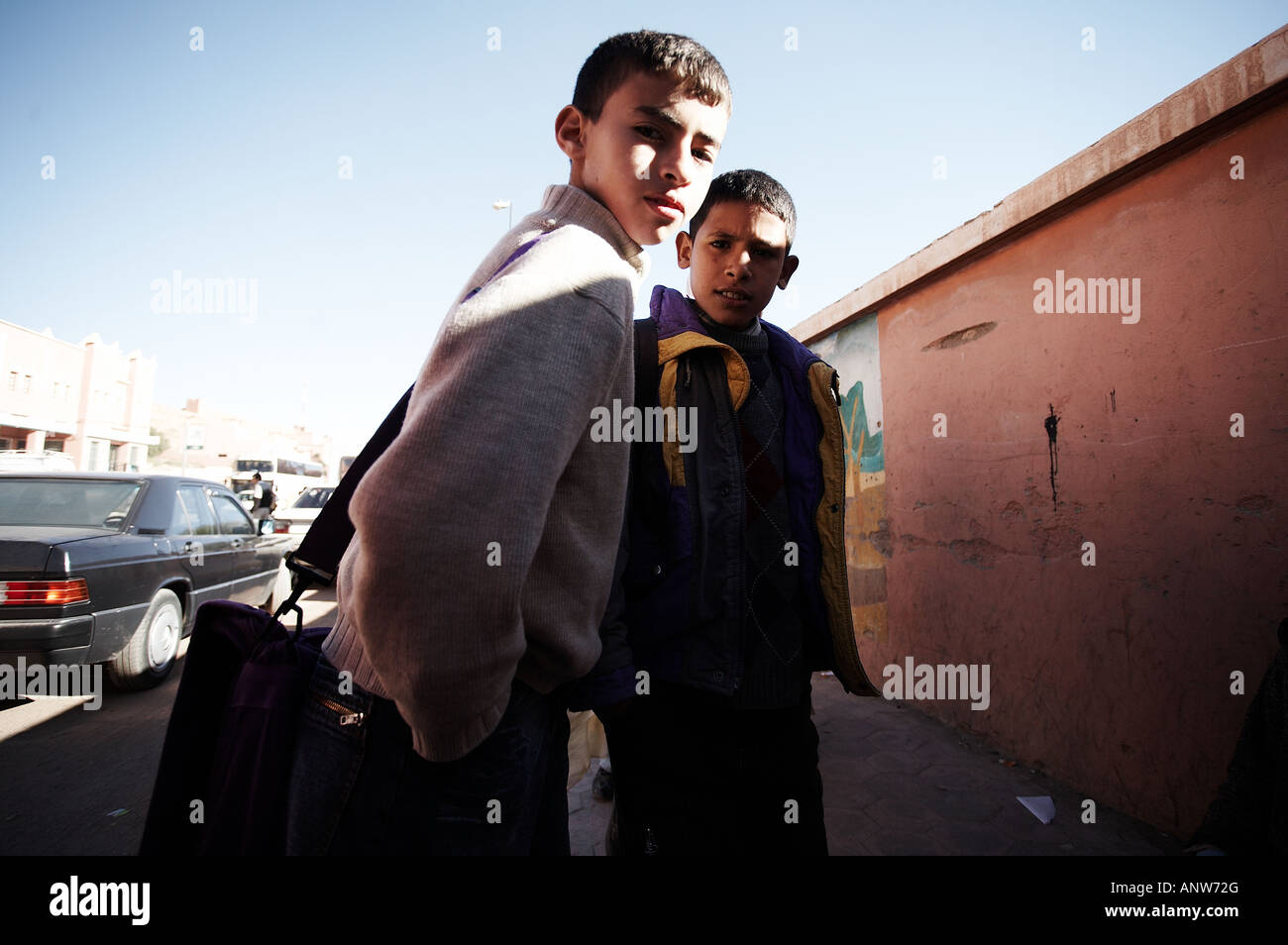 2 ragazzi marocchini guardare indietro alla fotocamera Foto Stock