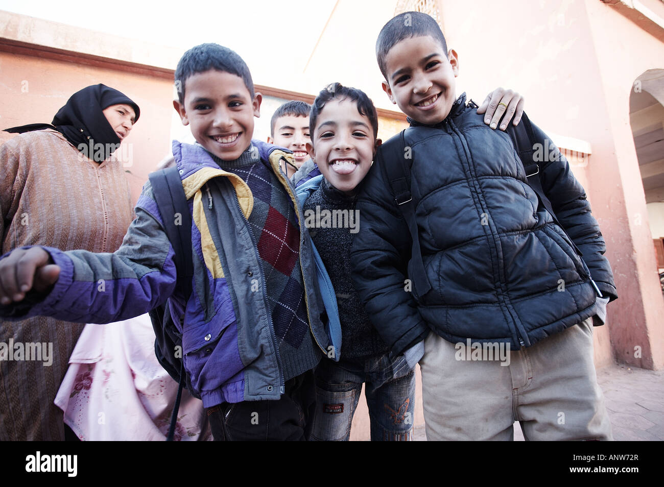 Gruppo di ragazzi marocchini, eventualmente di Berber decente Foto Stock
