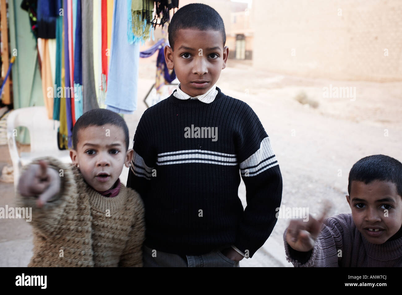 3 ragazzi marocchini gridare alla fotocamera Foto Stock