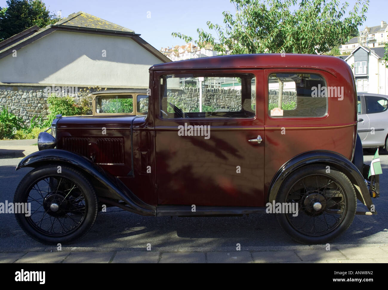 7 Austin auto d'epoca in Borgogna con ruote nere archi Foto Stock