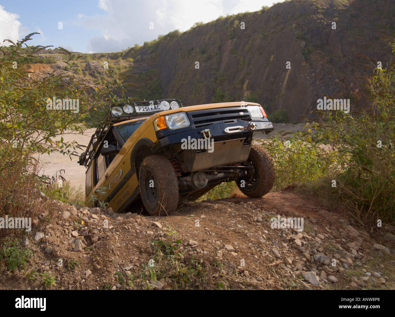 Vista frontale il sottocarro di Toyota fuori strada con trazione a 4 ruote motrici a scalare una molto ripido pendio in Mendip Hills Somerset REGNO UNITO Foto Stock