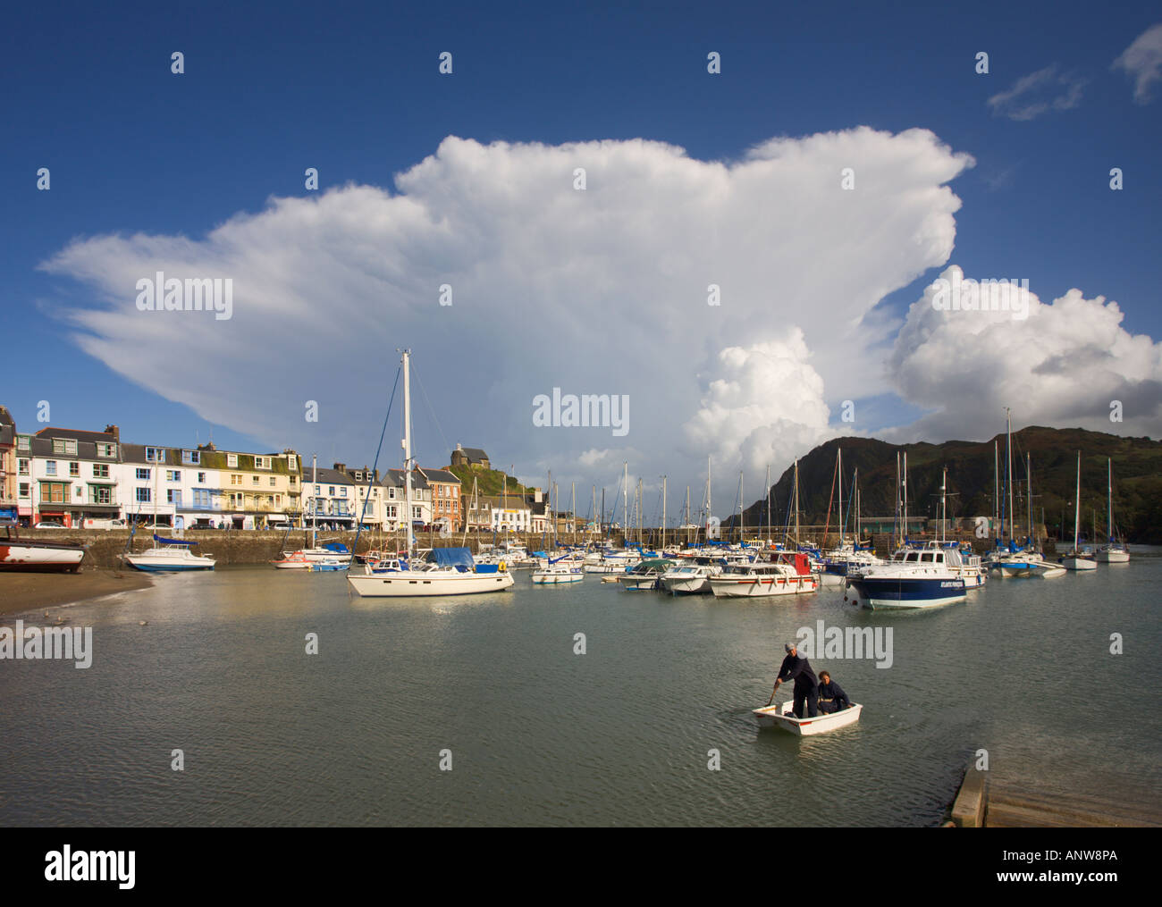 Barche e yacht in porto verso Hillsborough sulla destra con spettacolare a forma di incudine la formazione di nube Ilfracombe Devon UK Foto Stock
