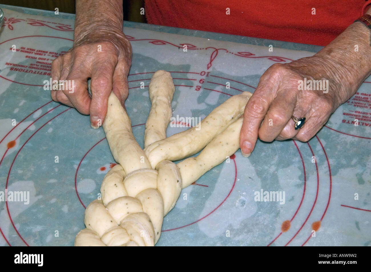 Donna anziana trecciatura Finn bun impasto maggiore Sudbury Ontario Foto Stock