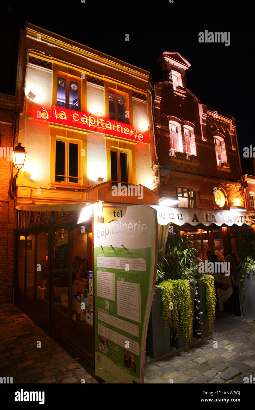 Al di fuori degli illuminati 'a la capitainerie' ristorante di notte. Amiens Francia Foto Stock
