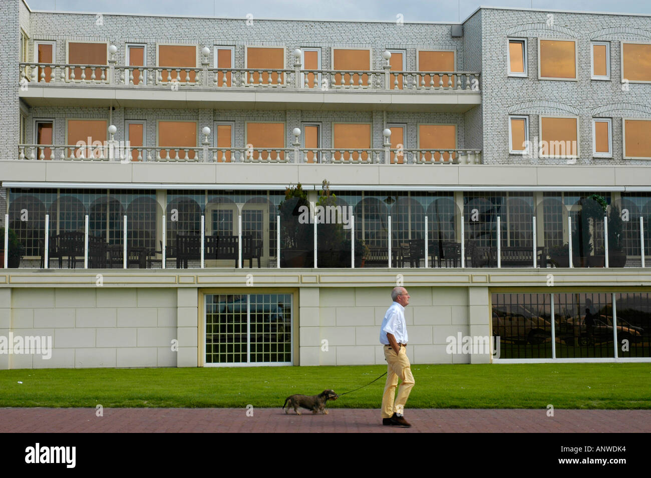 Senior Citizen all cane al guinzaglio, sul waterside, Noordwijk, South Holland, Holland, Paesi Bassi Foto Stock