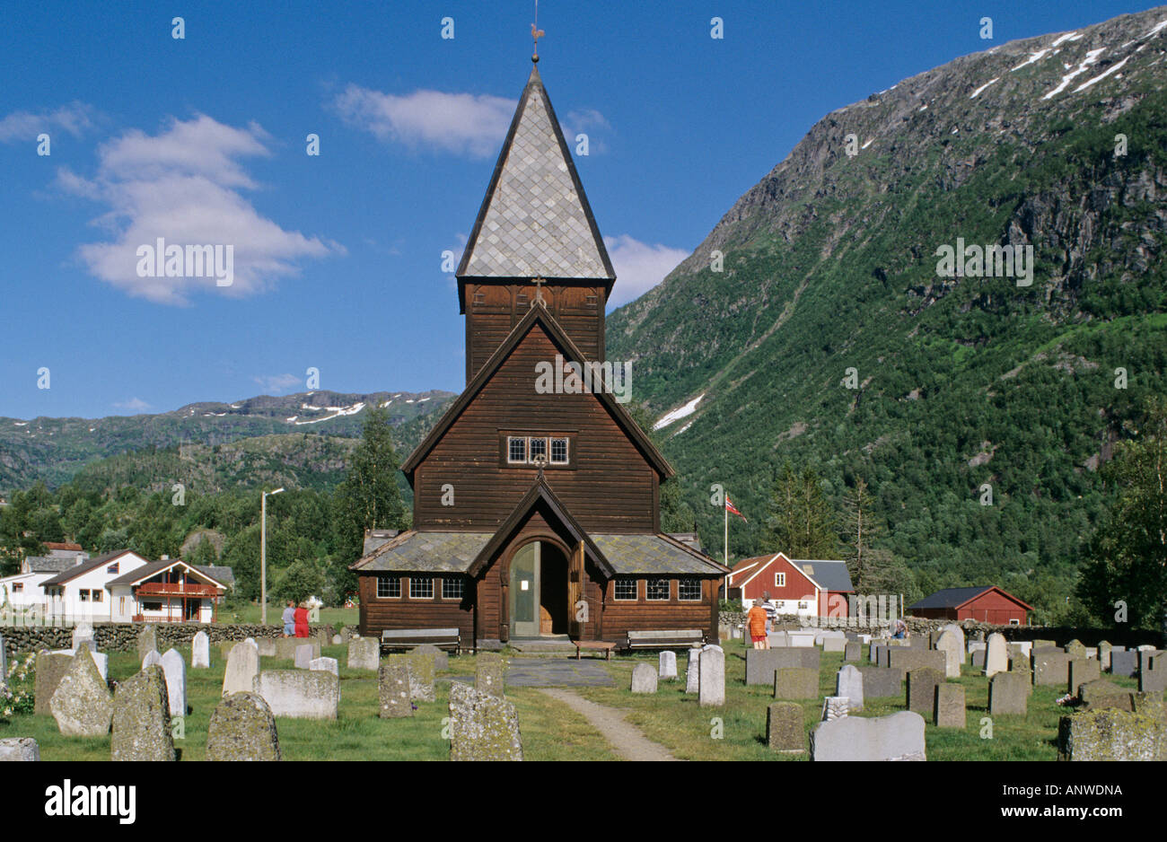 Chiesa di legno e cimitero, Røldal, Norvegia Foto Stock