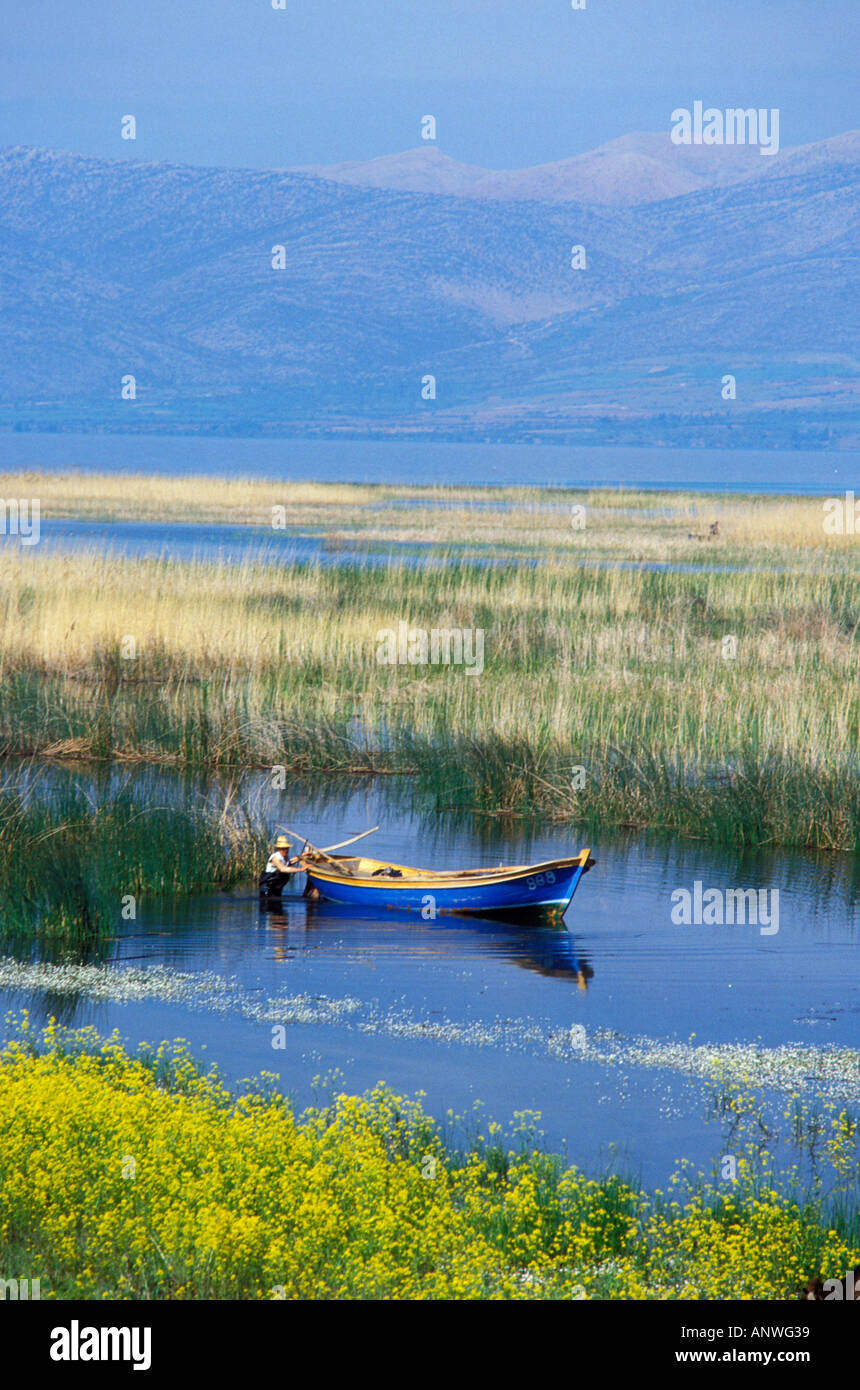 Pescatore nel lago Aksehir Konya Turchia Foto Stock