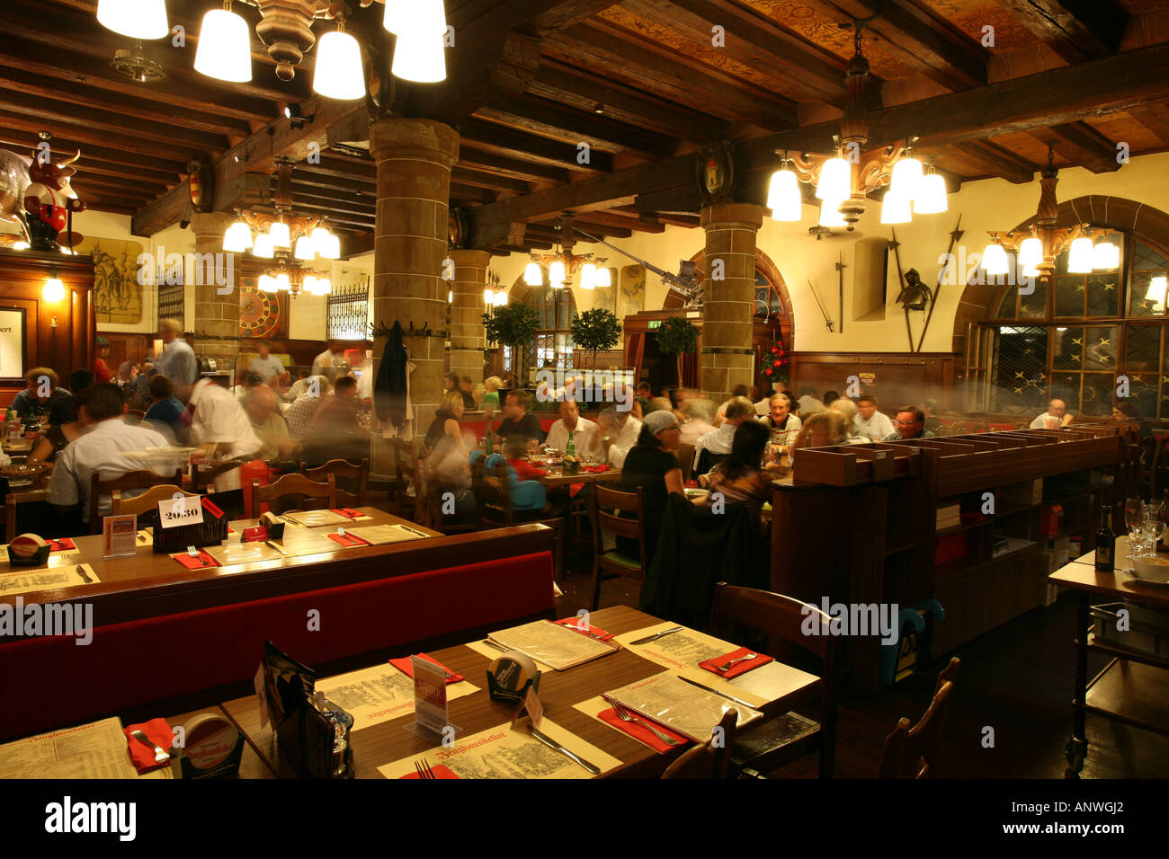 Ristorante in scena il tradizionale ristorante svizzero "Zeughauskeller' nella città di Zurigo, Svizzera Foto Stock