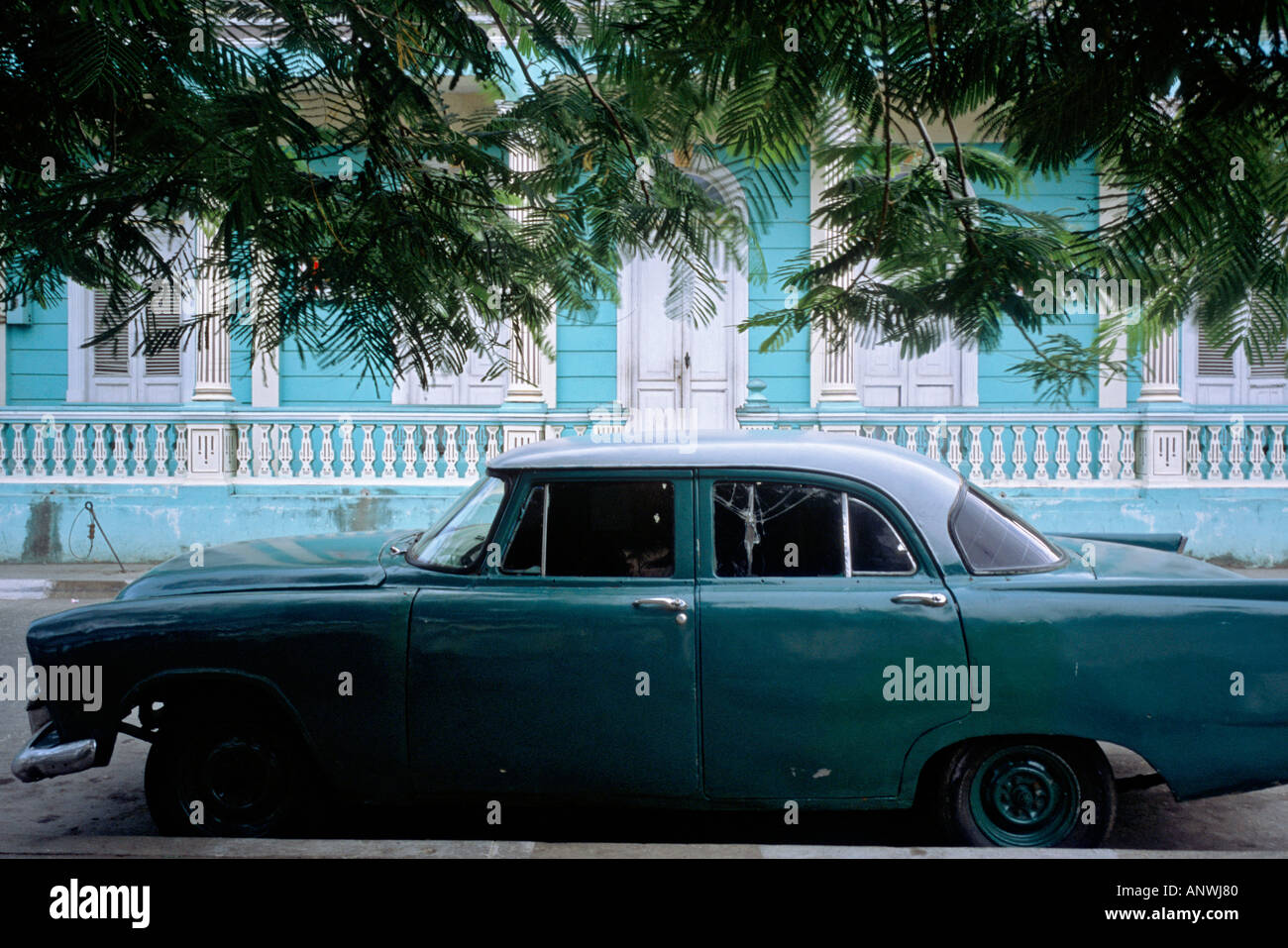 Vintage americano auto parcheggiata su una strada di Baracoa Cuba Foto Stock