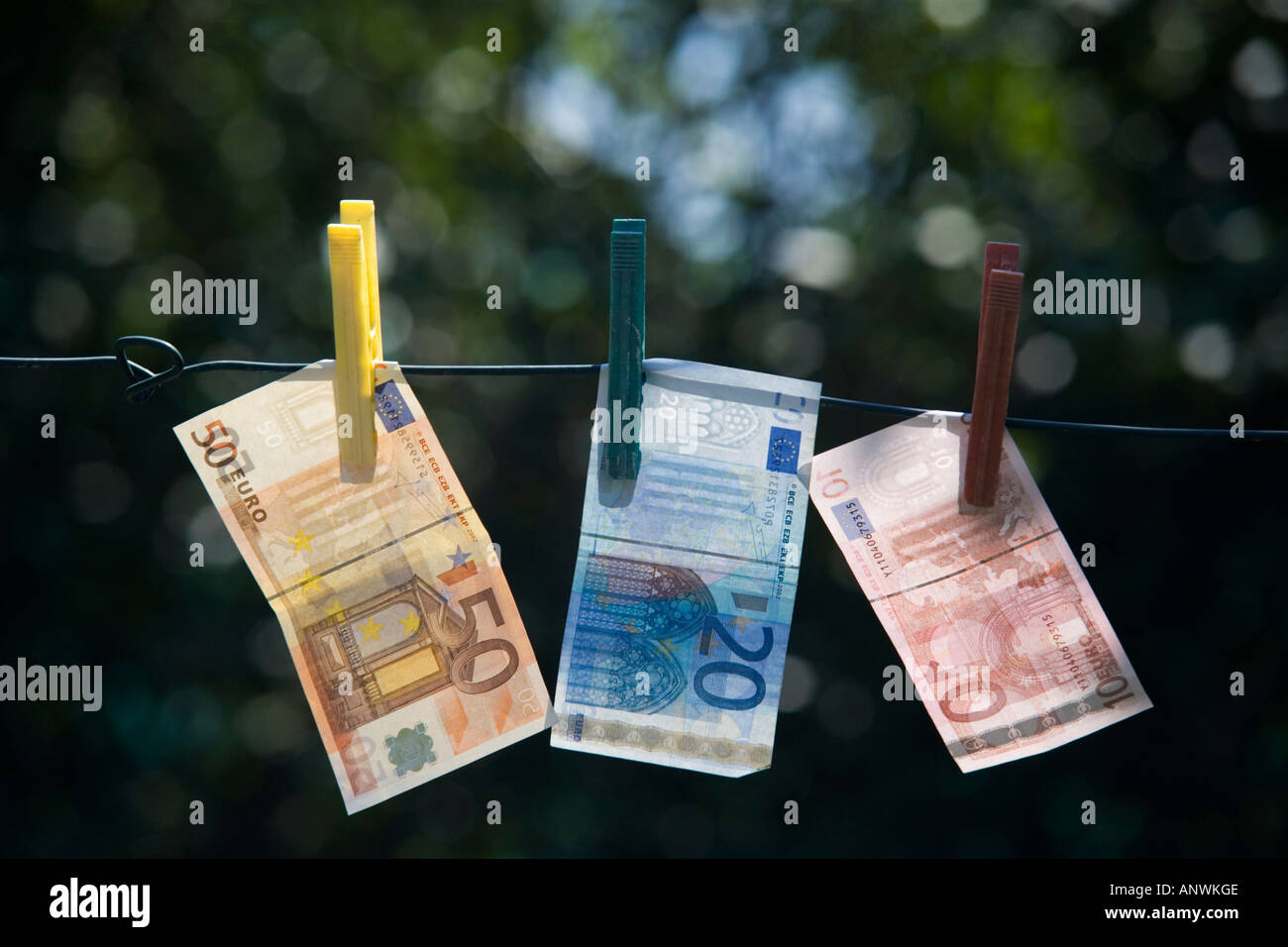 Soldi pende da una linea bucato Foto Stock