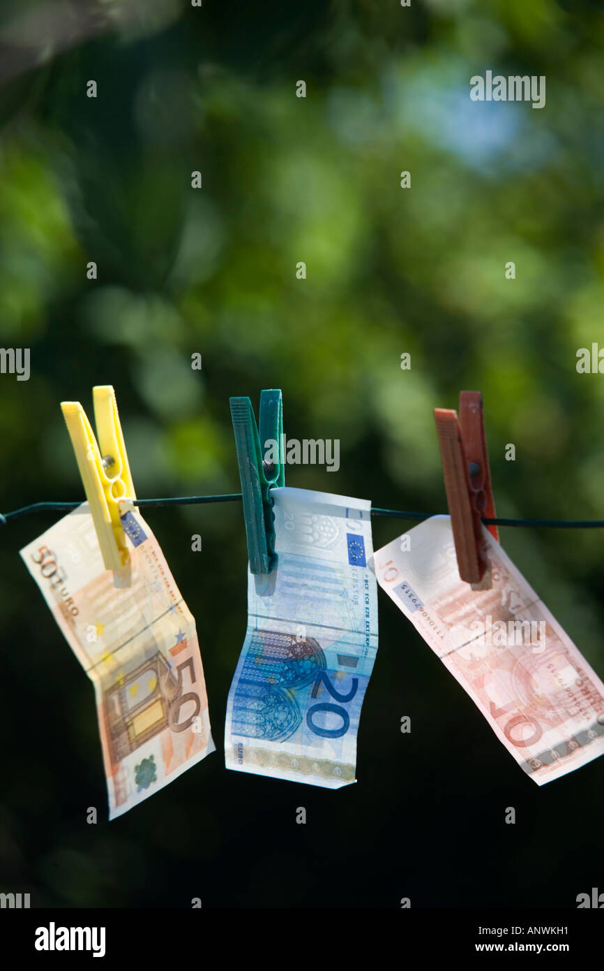 Soldi pende da una linea bucato Foto Stock