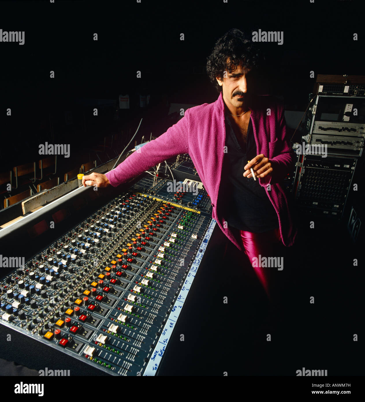 Frank Zappa con console di mixaggio Foto Stock