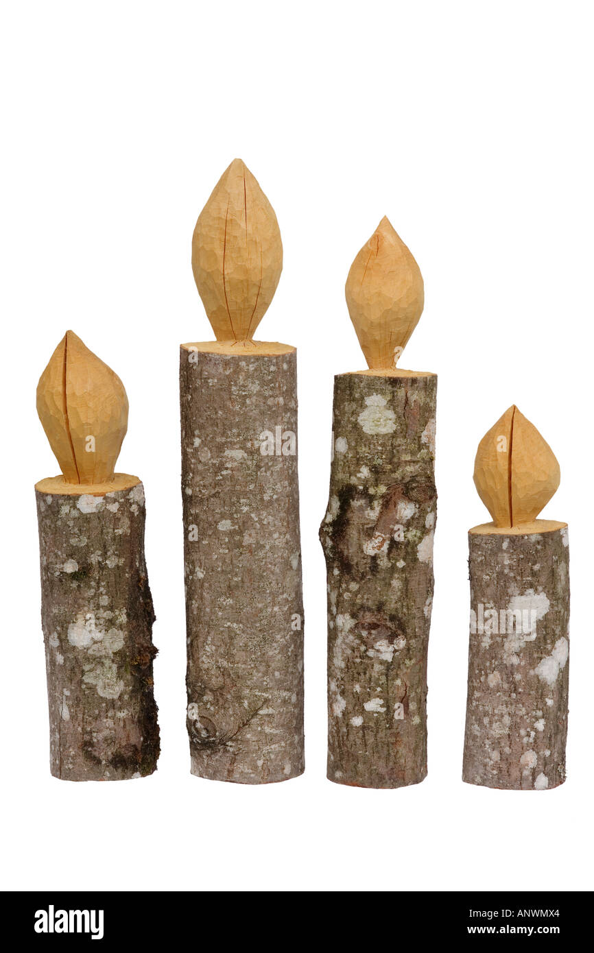 Scolpite quattro candele di Natale realizzata in legno di ontano Foto stock  - Alamy