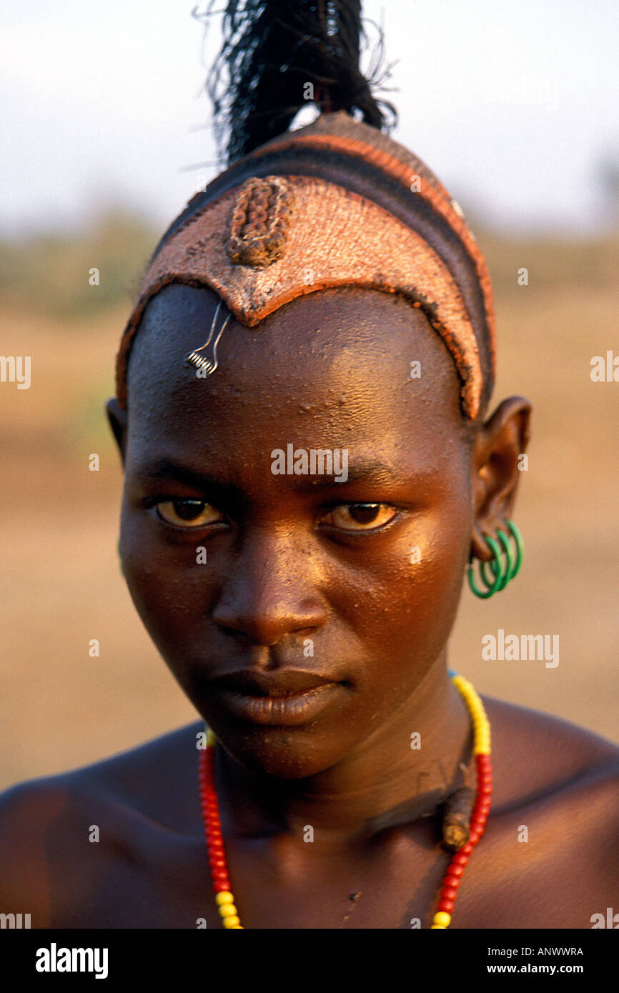 Un Hamar ragazzo in abito tradizionale, in Hamar tribù nella regione dell'Omo di Etiopia. Foto Stock