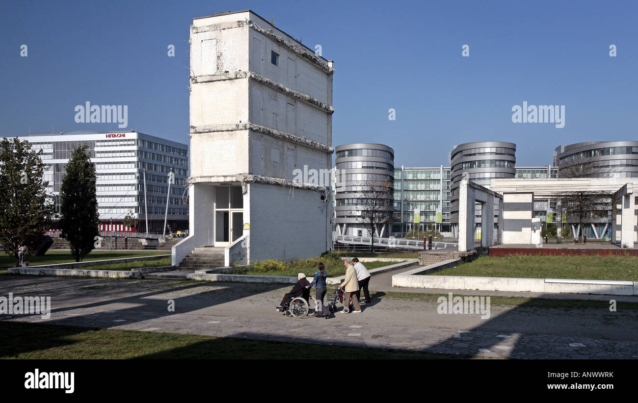 Giardino della memoria con vista sui cinque barche nel porto interno, in Germania, in Renania settentrionale-Vestfalia, la zona della Ruhr, Duisburg Foto Stock