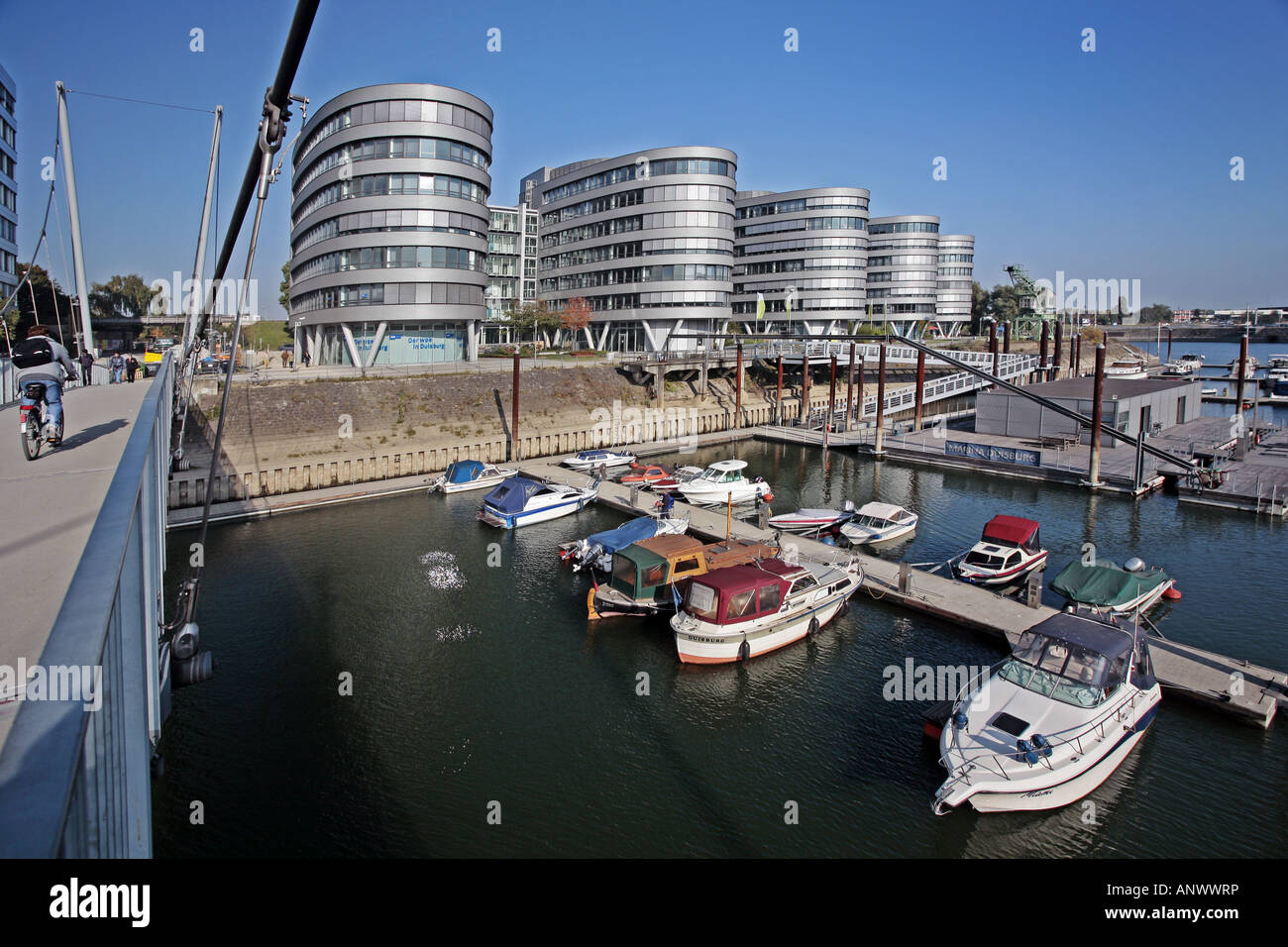 Ponte pedonale con la marina e le cinque barche nel porto interno, in Germania, in Renania settentrionale-Vestfalia, la zona della Ruhr, Duisburg Foto Stock