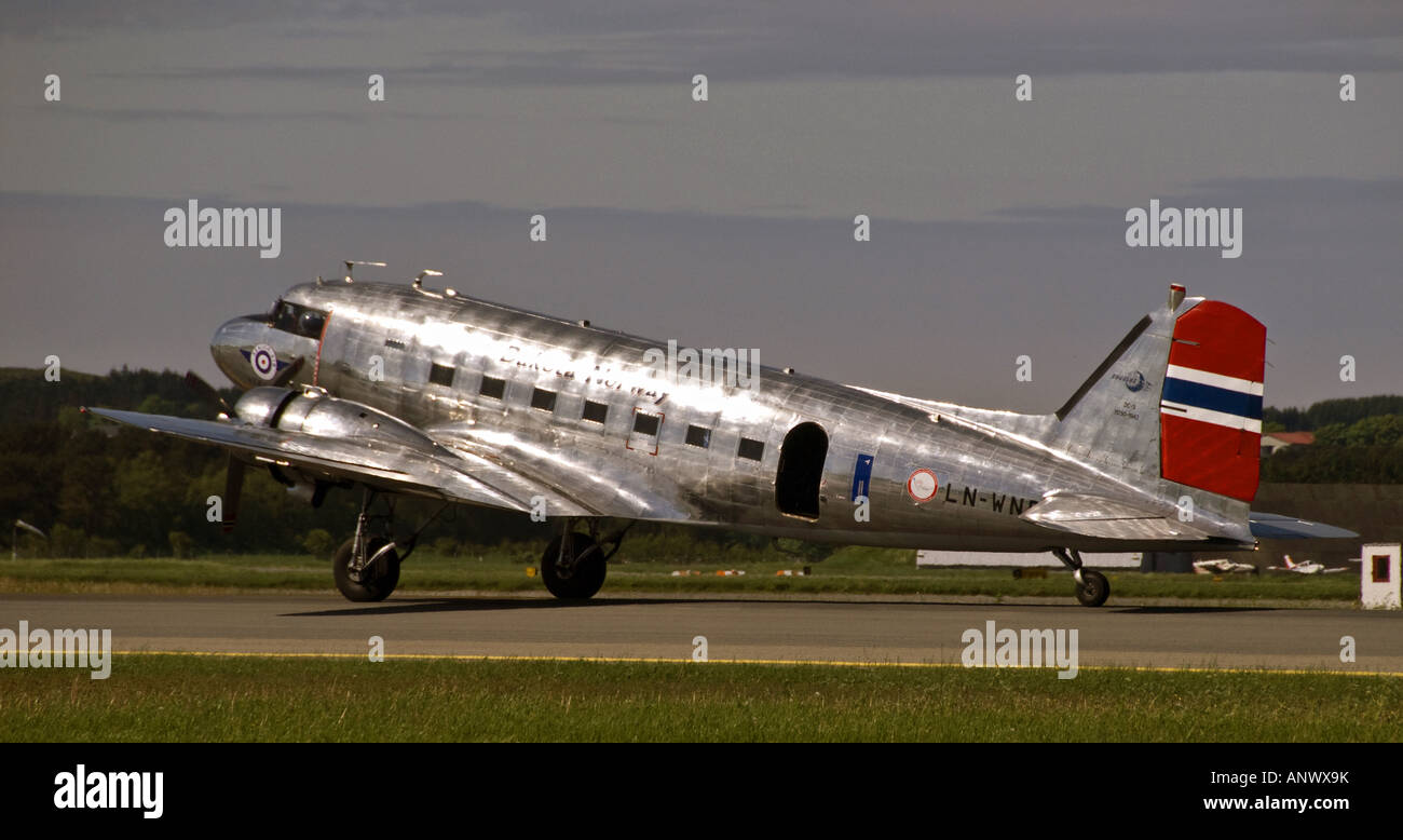 Douglas DC-3 (C-53D-DO) Dakota durante il decollo a sola Airshow nel giugno 2007, Norvegia Foto Stock