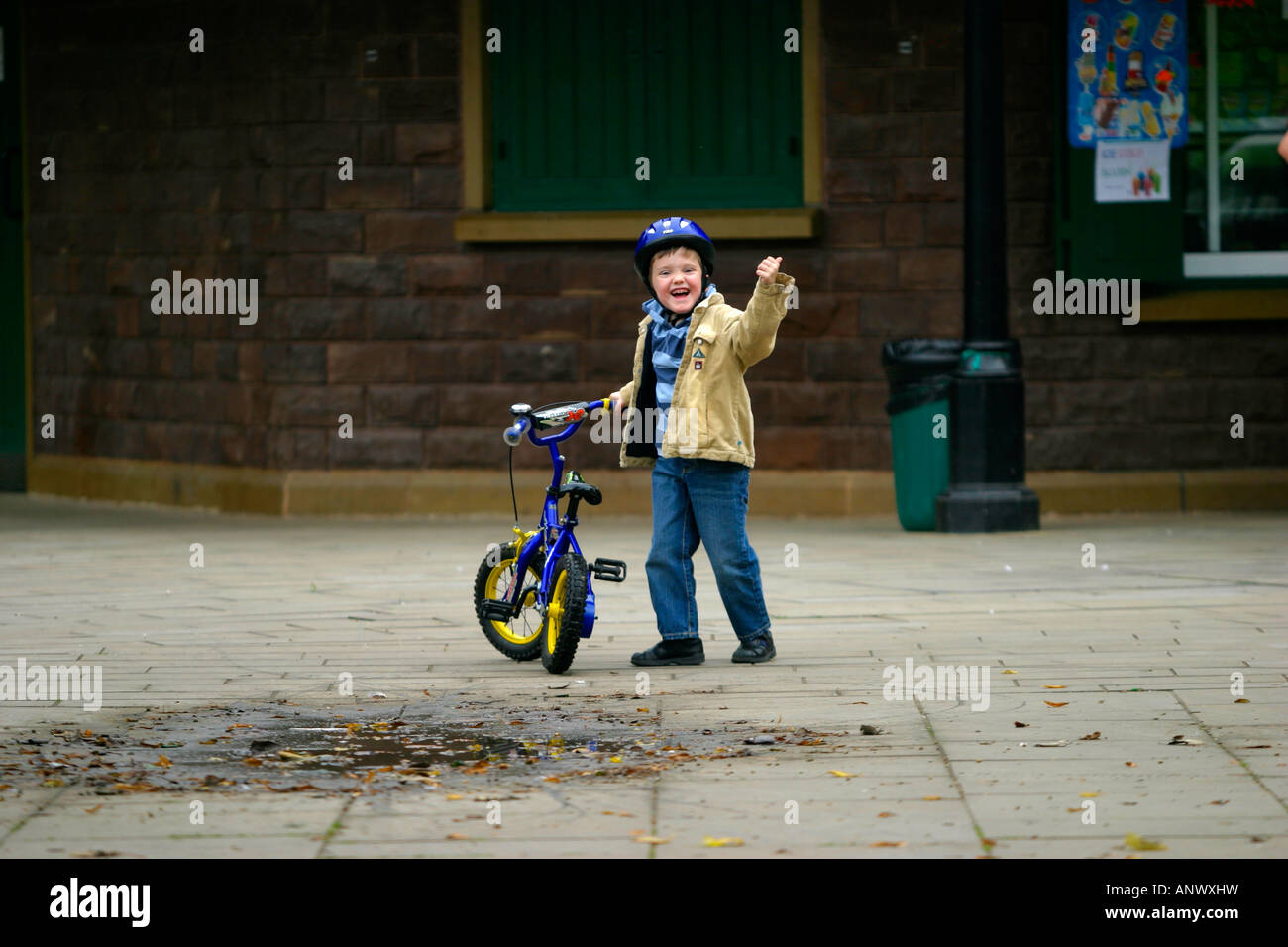 Un bambino di sei anni in sella alla sua moto per la prima volta senza gli stabilizzatori. Arnold Park, Arnold, Nottinghamshire, Regno Unito Foto Stock