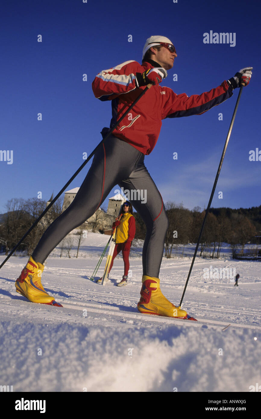 Un uomo a sci di fondo, Alpi Foto Stock
