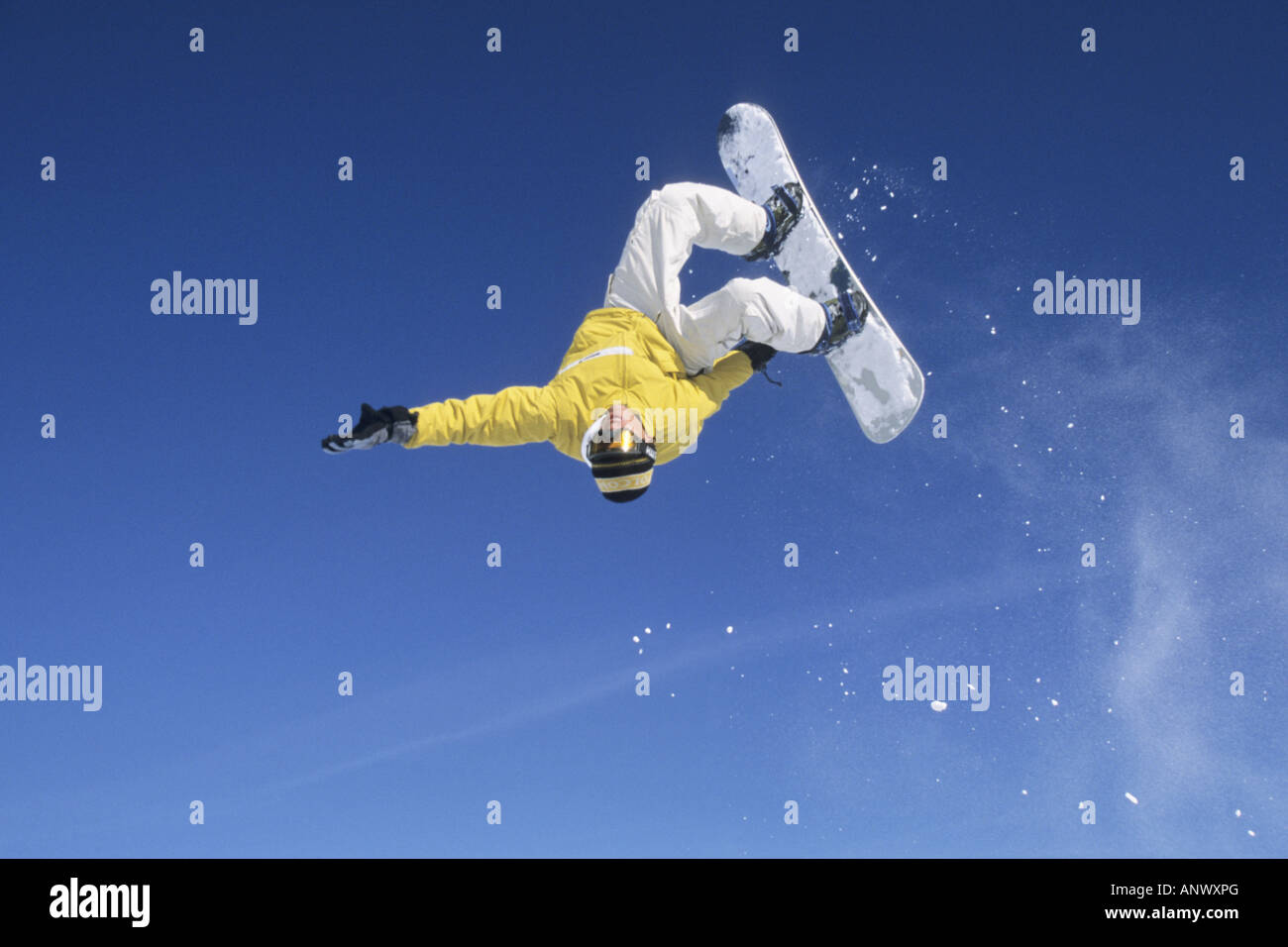 Snowboard jumping testa prima, Alpi Foto Stock