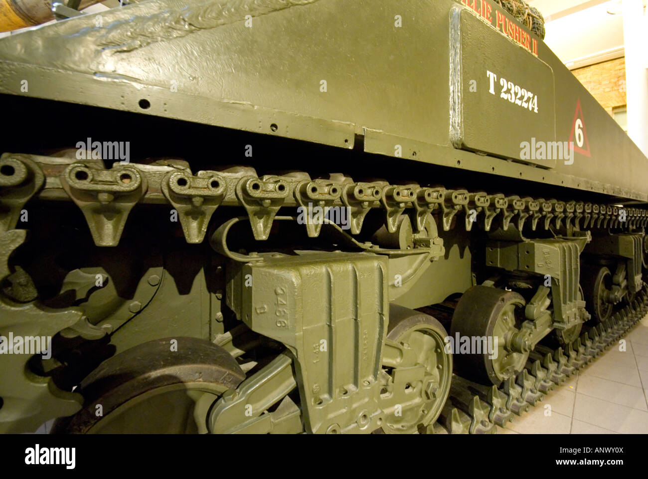 Serbatoio verde caterpillar close up dettagli Imperial War Museum di Londra Foto Stock