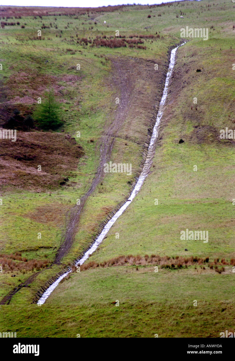 Il drenaggio artificiale canale sotterraneo recuperato rifiuti punta carbone Pontycymmer Mid Glamorgan Galles del Sud Foto Stock