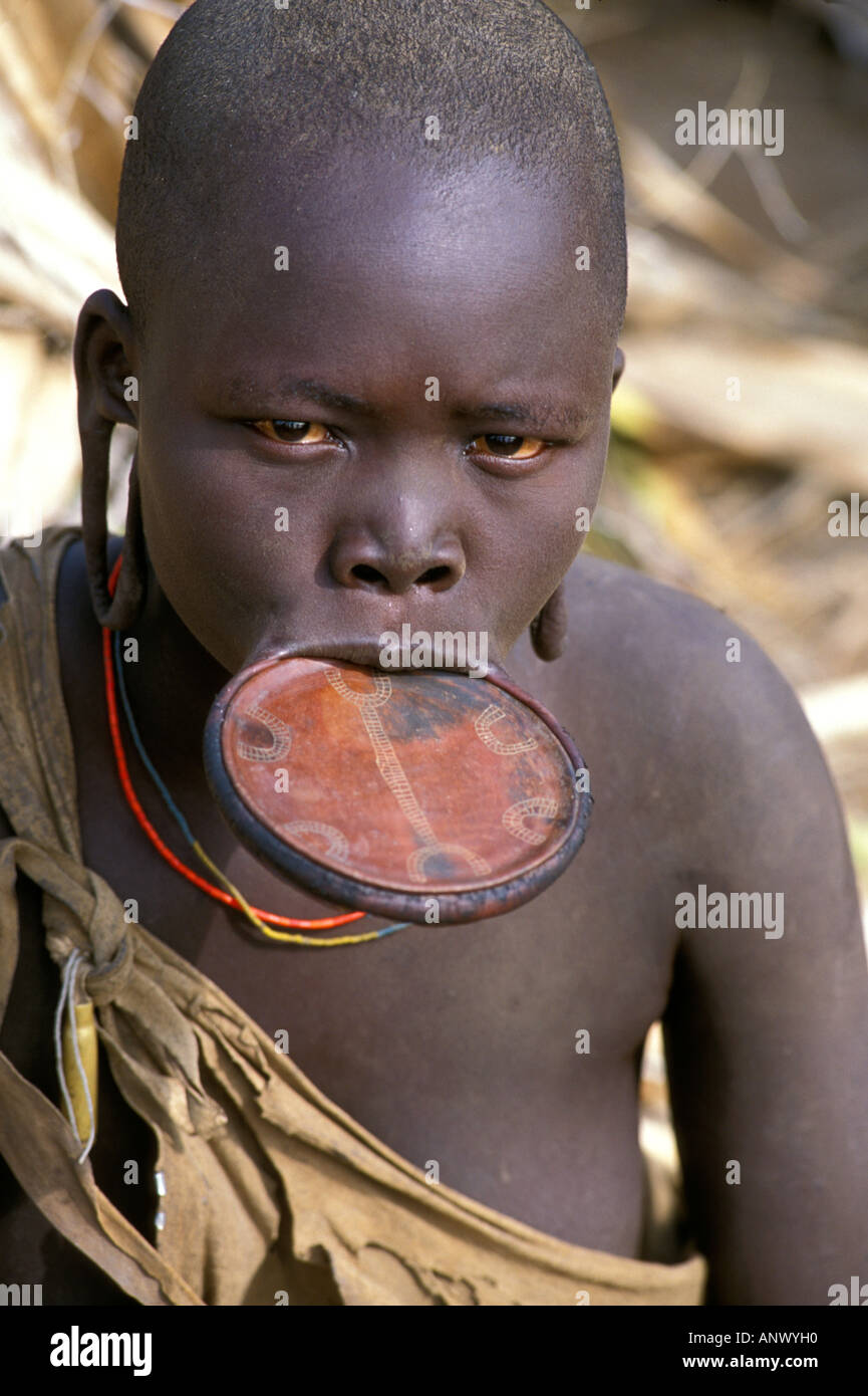 Africa, Etiopia, Omo regione, giovane Mursi con un tradizionale labbro piastra (MR) Foto Stock