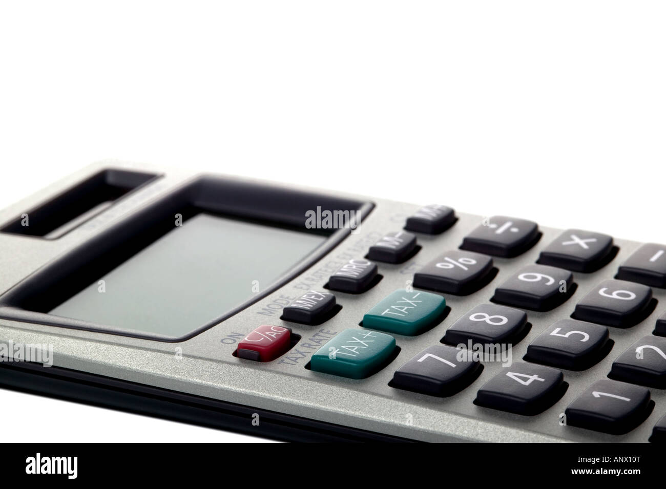 Close up di un calcolatore di imposte enfasi sui pulsanti fiscale Shot in corrispondenza di un angolo e isolate su uno sfondo bianco Foto Stock