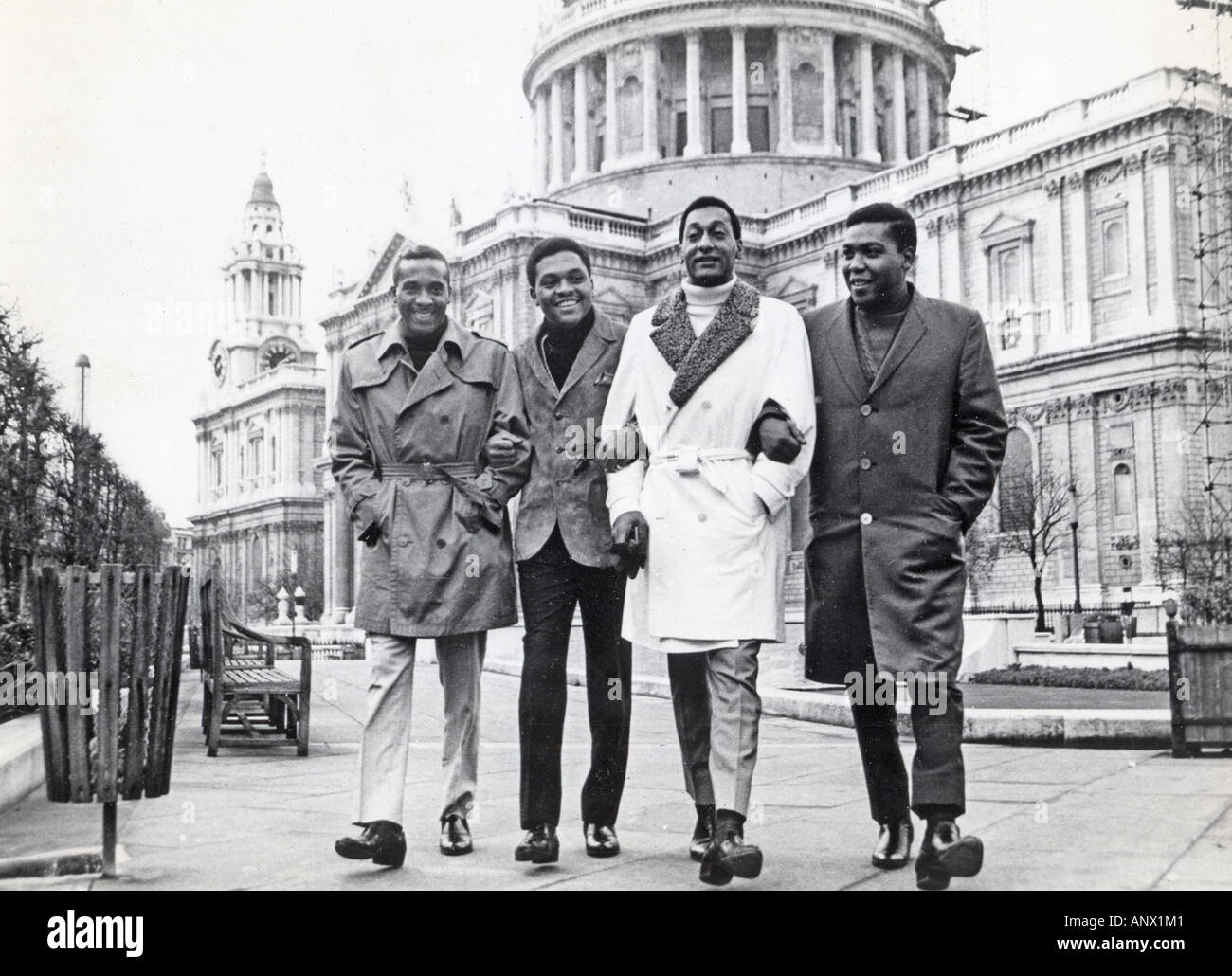 Quattro cime gruppo statunitense al di fuori della St Paul s Londra nel 1966 Foto Stock