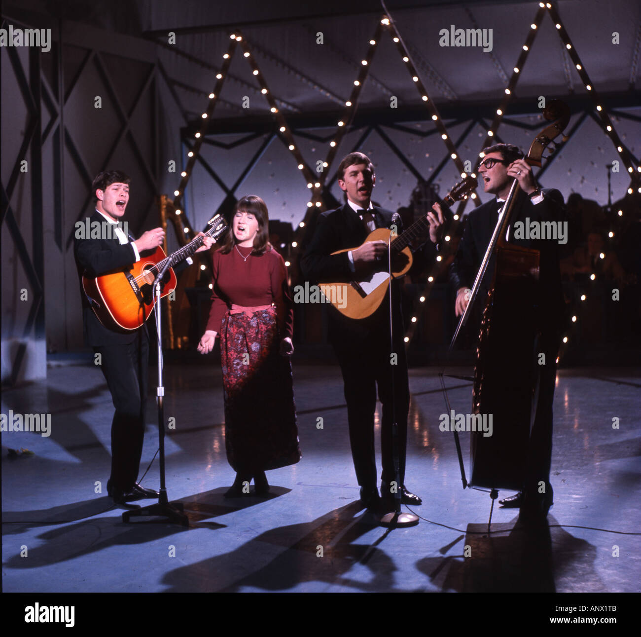 Asilo Il gruppo australiano nel 1965. Da sinistra: Keith Potger, Judith Durham, Bruce Woodley, Athol Guy. Foto Tony Gale Foto Stock