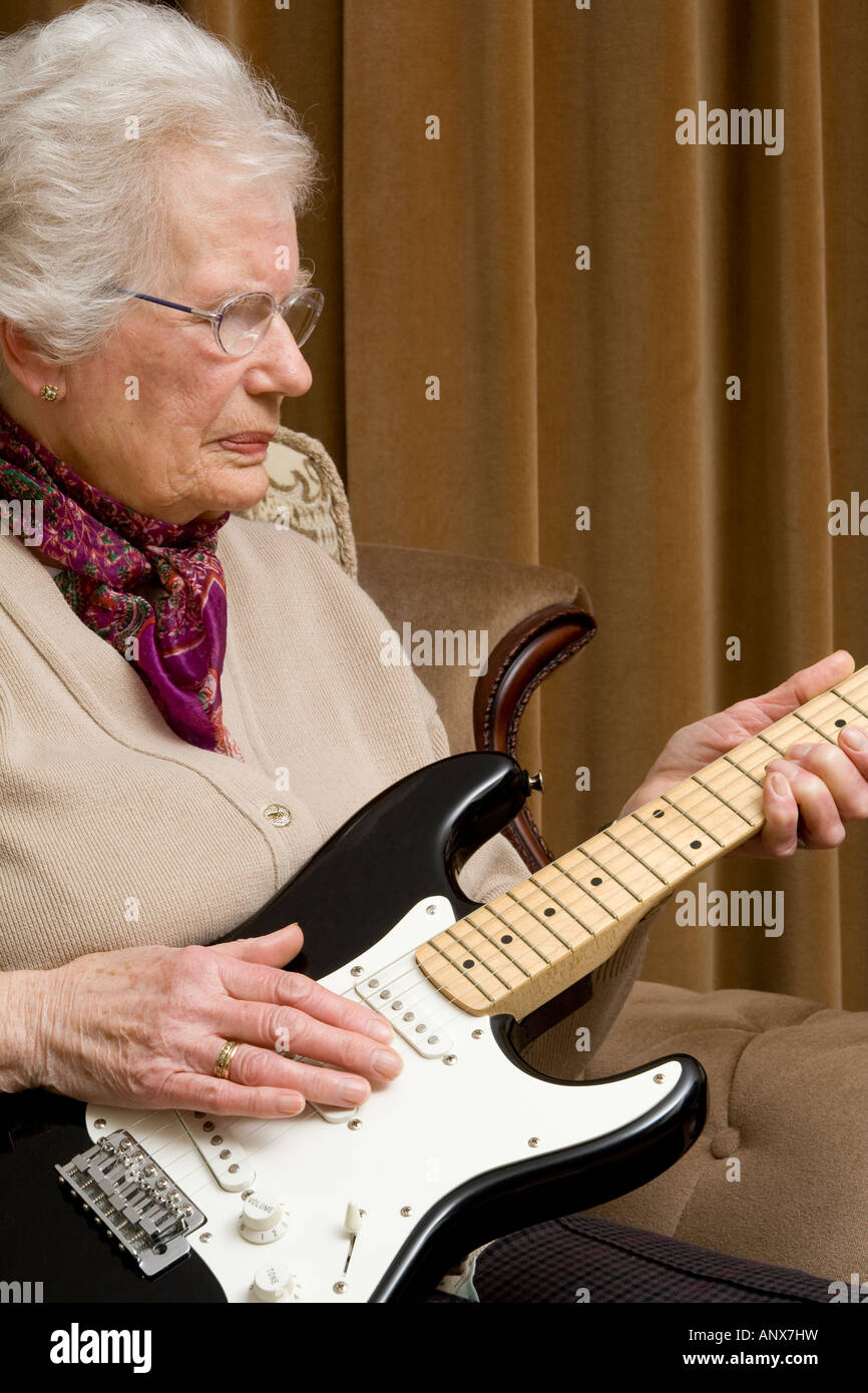 Donna anziana che suona una chitarra immagini e fotografie stock ad alta  risoluzione - Alamy