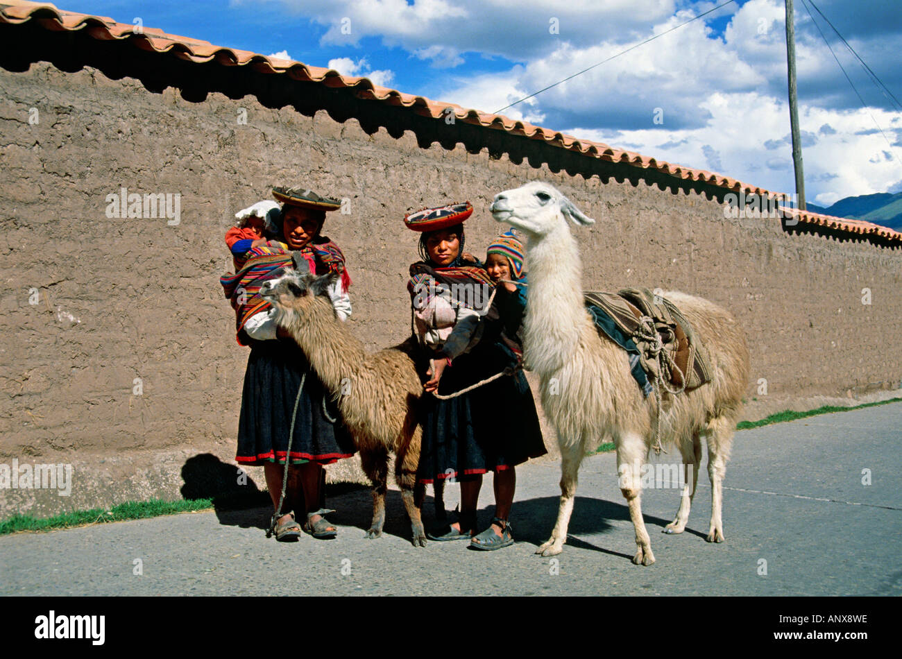 Ritratto di donne di etnia quechua in posa per i turisti villaggio di Pisac Perù Foto Stock